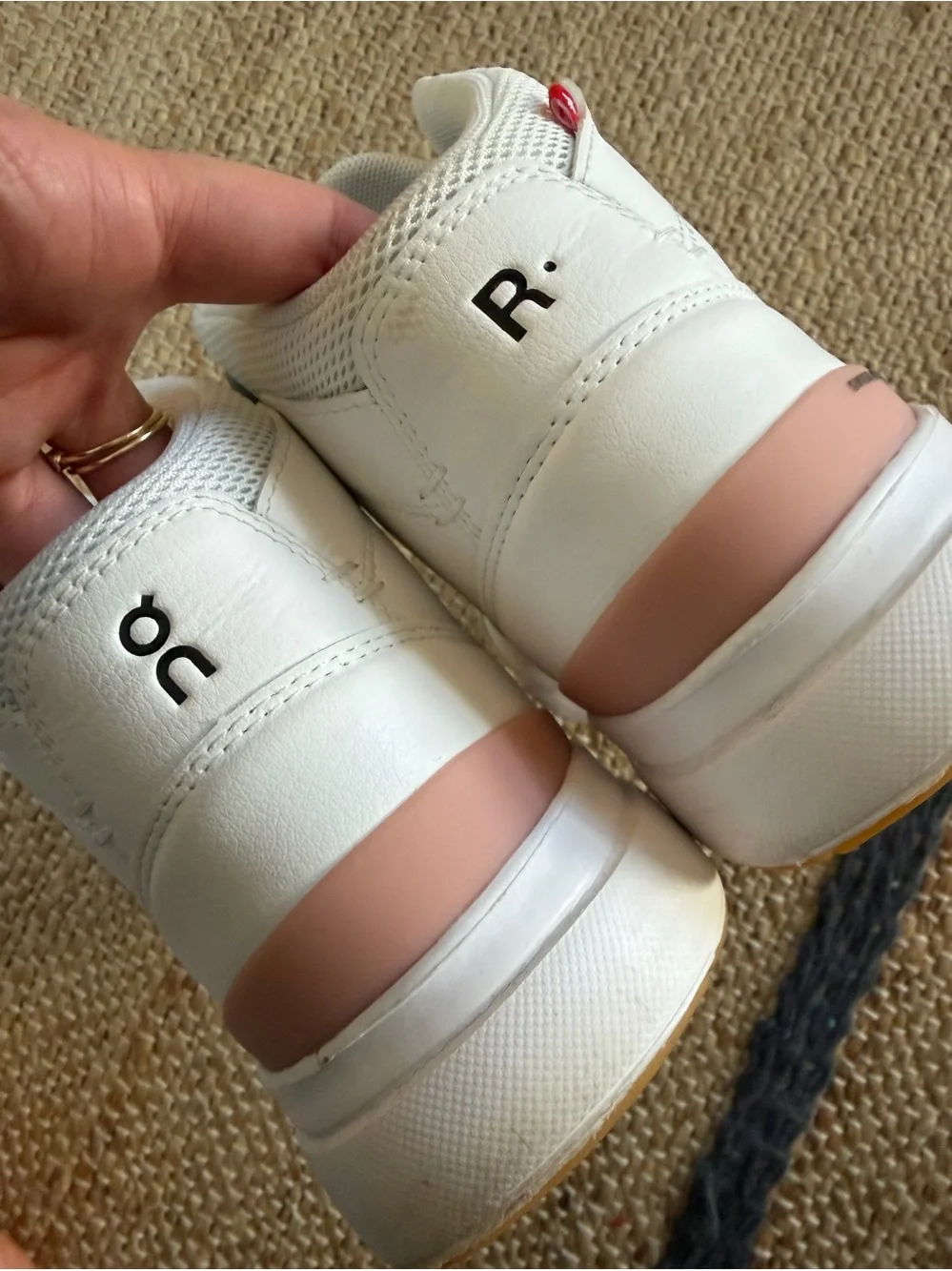 On Roger High Top shoe